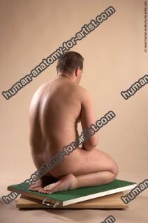 alfred kneeling 076