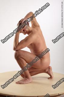 gregor kneeling 03