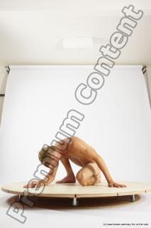 alexandr kneeling 01c