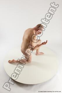 florian kneeling 08a