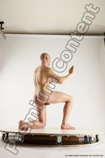 florian kneeling 23c