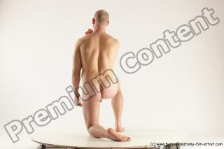 florian kneeling 52b